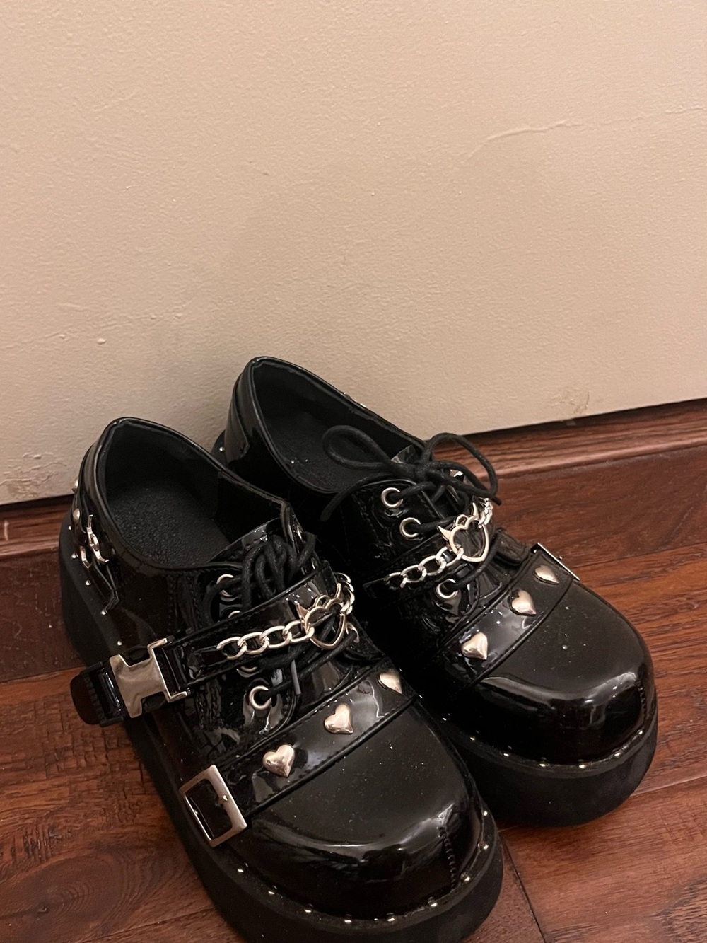 Woman Y2K Black Goth Platform Dress Shoes with Heart Studs and Chain Accent